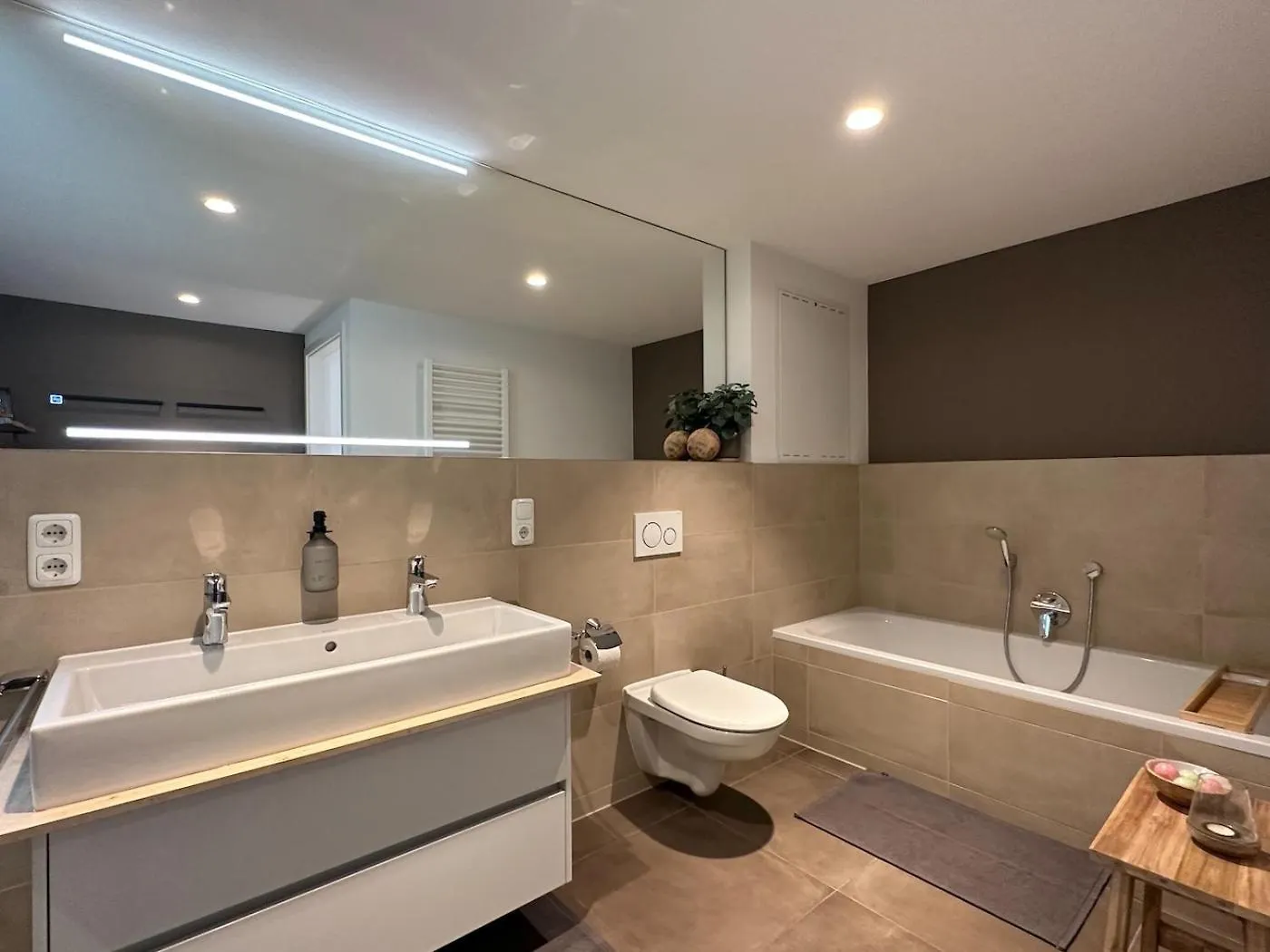 Apartment Ferienwohnung Truly - Viel Platz Fuer Business & Familie - Modern, Garage, Fahrstuhl Augsburg Deutschland
